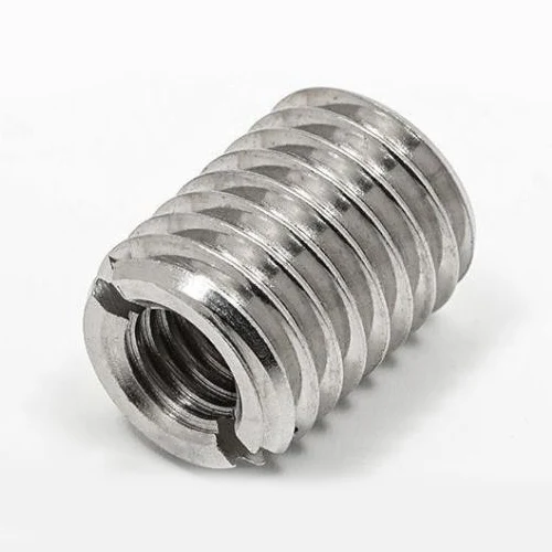 Plug sisipan-skru